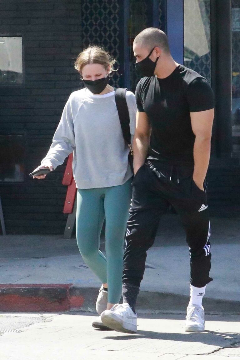 Kristen Bell in a Grey Sweatshirt Arrives to a PIlates Class with a
