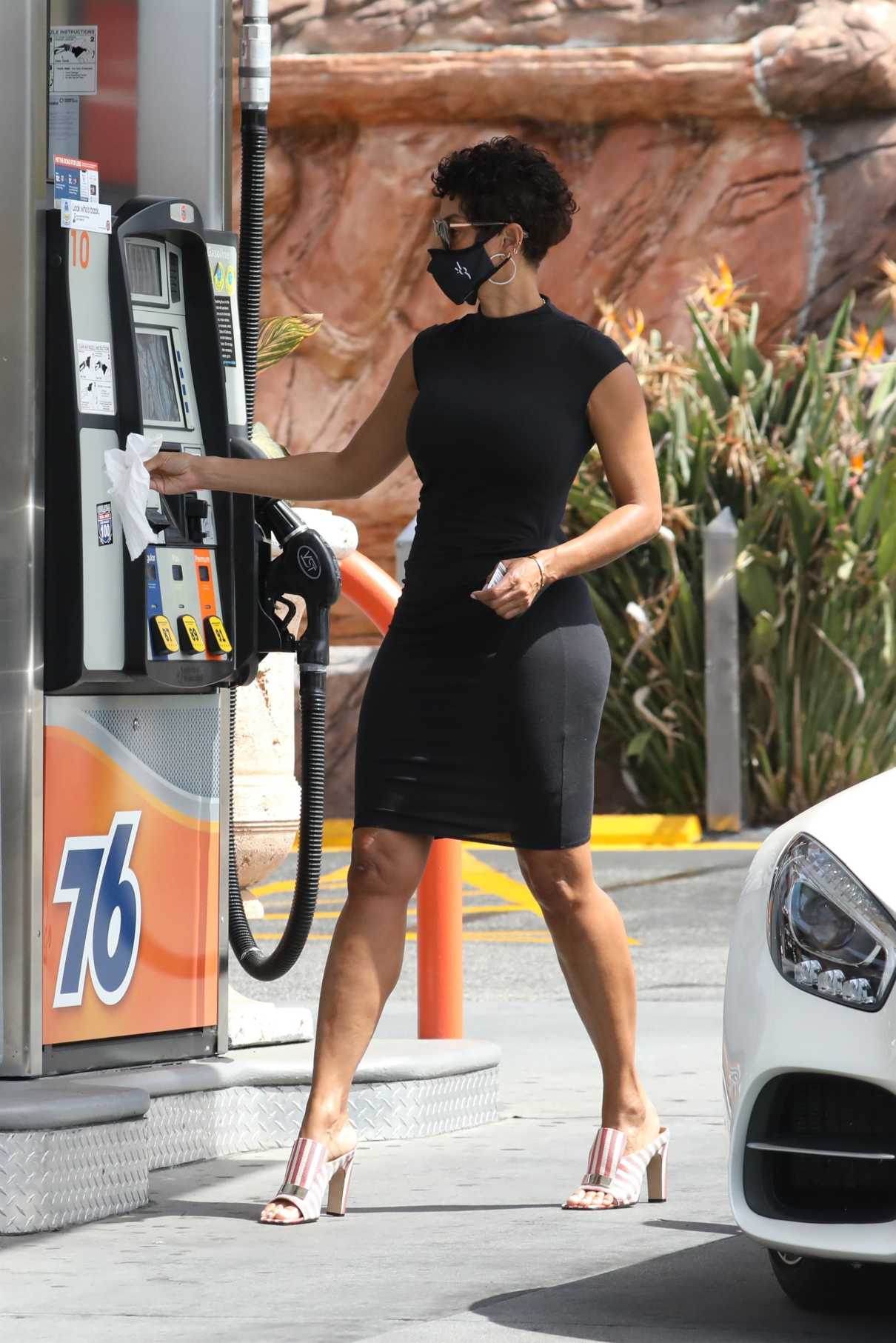 Nicole Murphy In A Tight Black Dress Pumping Gas In West Hollywood 04