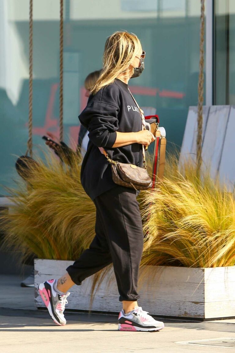 Sarah Michelle Gellar in a Black Sweatshirt Heads to the Gym in