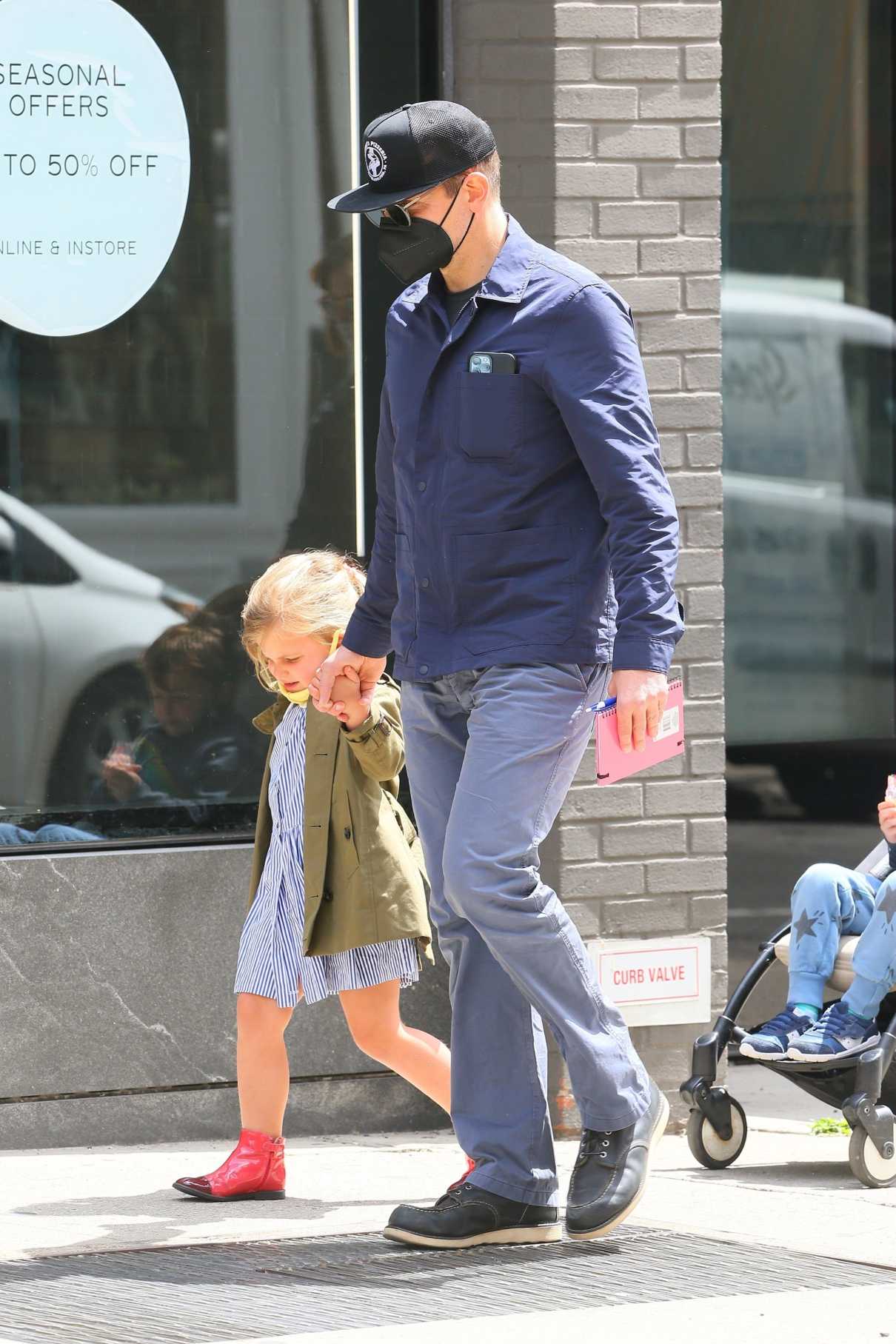 Bradley Cooper in a Black Cap Walks with His Daughter Lea in New York ...