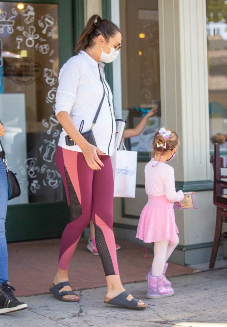 Gal Gadot in a White Track Jacket Out with Her Daughter Goes Shopping