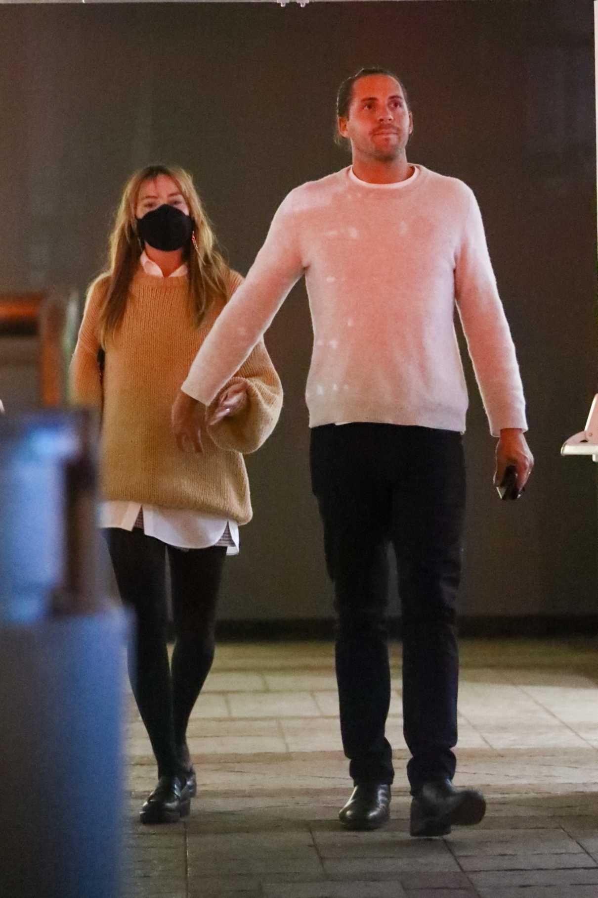 Margot Robbie in a Beige Swiater Was Seen Out with Her Hubby Tom ...