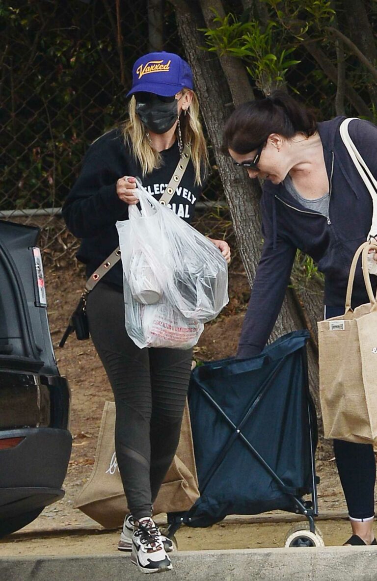 Sarah Michelle Gellar in a Black Sweatshirt Goes Grocery Shopping in