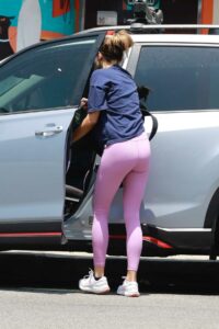 Aubrey Plaza in a Pink Leggings