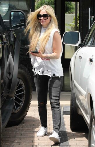 Avril Lavigne In A White Tee Goes Out For Coffee With Mod Sun In Malibu 