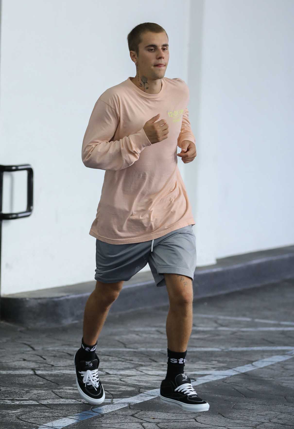 Justin Bieber In A Grey Shorts Leaves A Skin Care Clinic In Beverly Hills 07 02 2021 4 