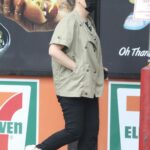 Amy Poehler in a Black Protective Mask Makes a Quick Stop at a 7-Eleven in West Hollywood 08/20/2021