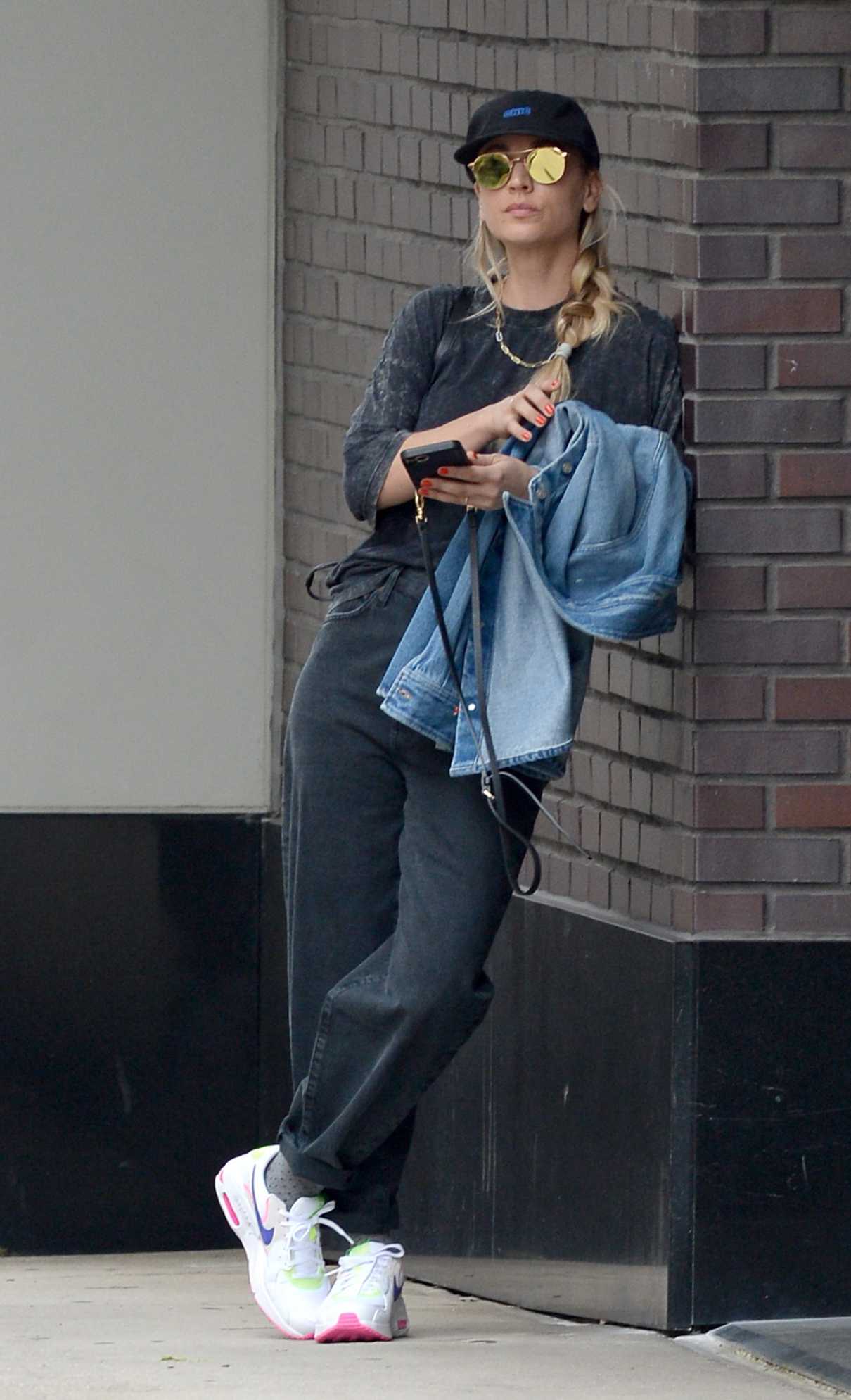 Kaley Cuoco in a Black Cap Was Seen Out in Tribeca in New York 08/01