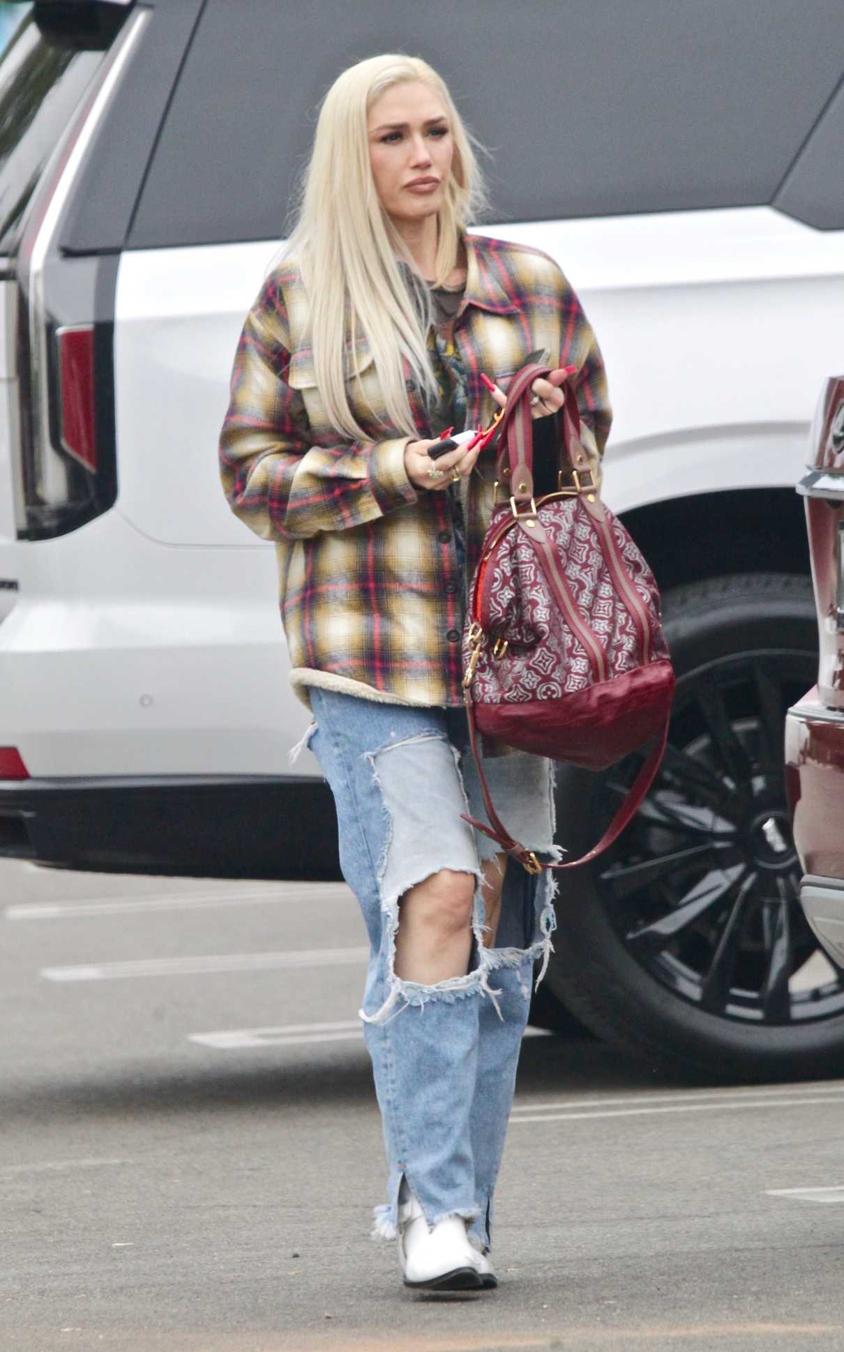 Gwen Stefani in a Blue Ripped Jeans