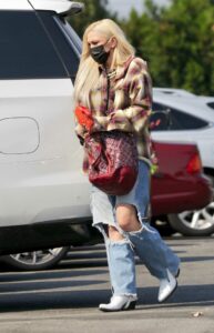 Gwen Stefani in a Blue Ripped Jeans