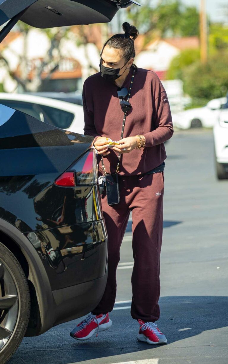 Gal Gadot in a Brown Sweatsuit Goes Grocery Shopping with Her Daughter