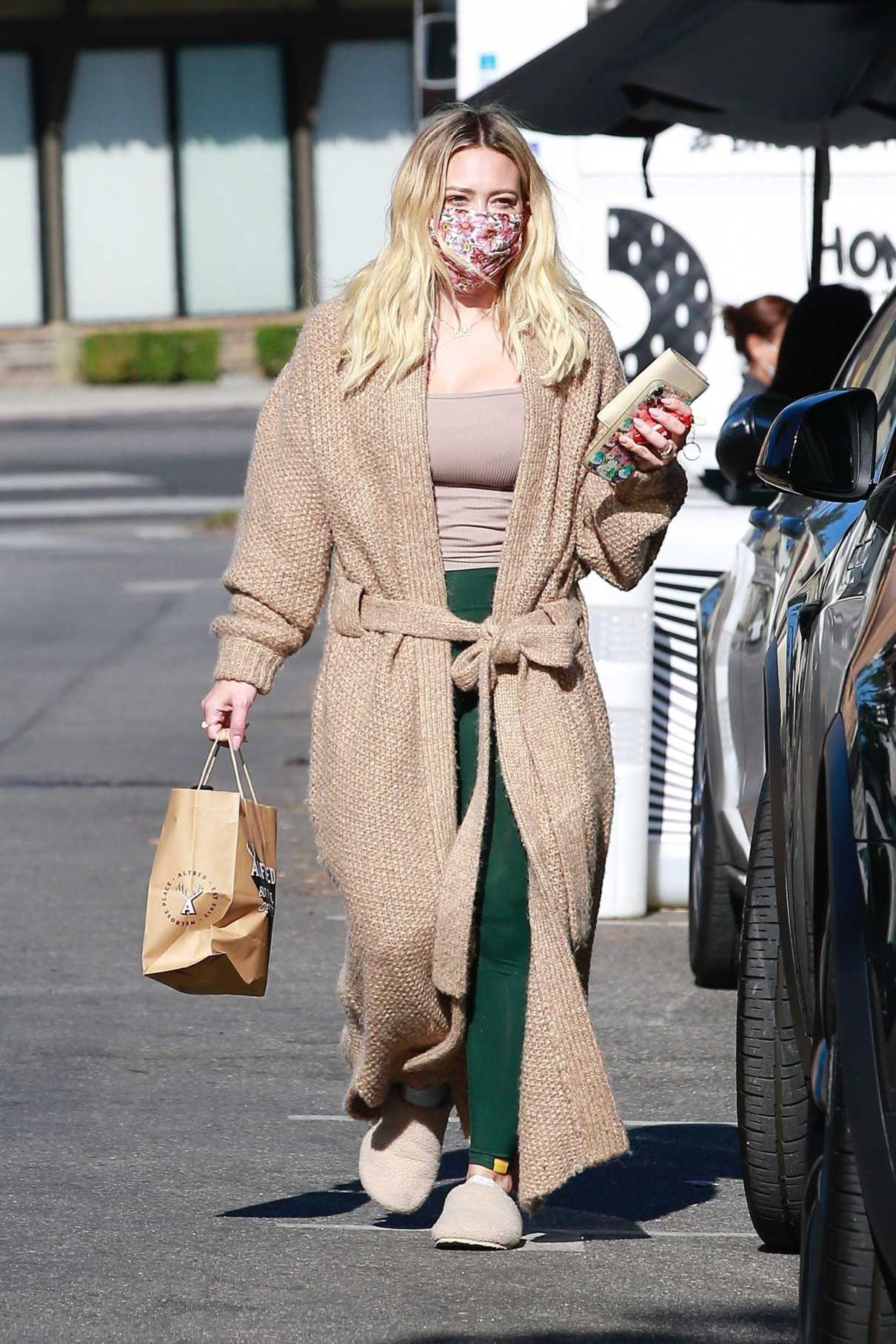 Hilary Duff in a Beige Knitted Cardigan