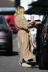 Hilary Duff in a Beige Knitted Cardigan