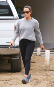 Jennifer Garner in a Grey Sweatshirt