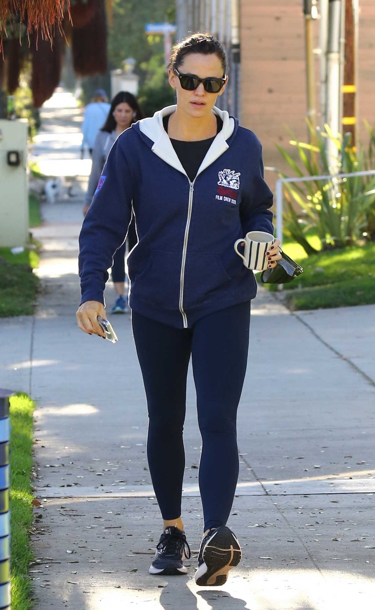 Jennifer Garner in a Blue Leggings