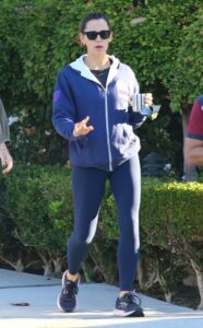 Jennifer Garner in a Blue Leggings