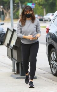 Jennifer Garner in a Grey Sweatshirt