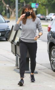 Jennifer Garner in a Grey Sweatshirt