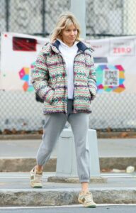 Sienna Miller in a Grey Sweatpants