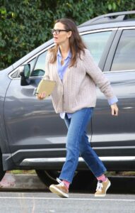 Jennifer Garner in a Beige Cardigan