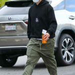 Robert Pattinson in a Black Hoodie Leaves the Bristol Farms in Beverly Hills 12/09/2021