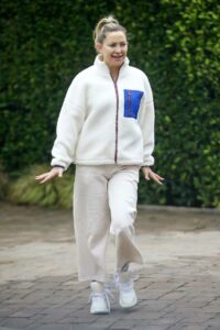 Kate Hudson in a Beige Sweatpants