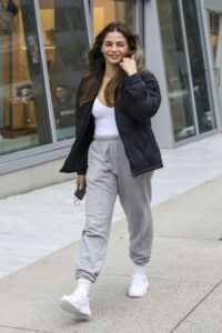 Jenna Dewan in a Grey Sweatpants