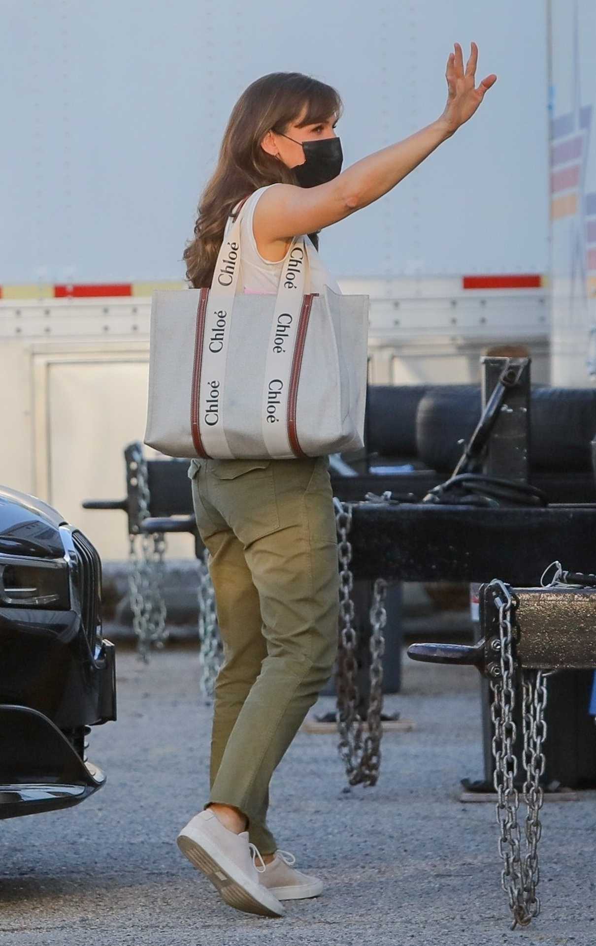 Jennifer Garner in an Olive Pants