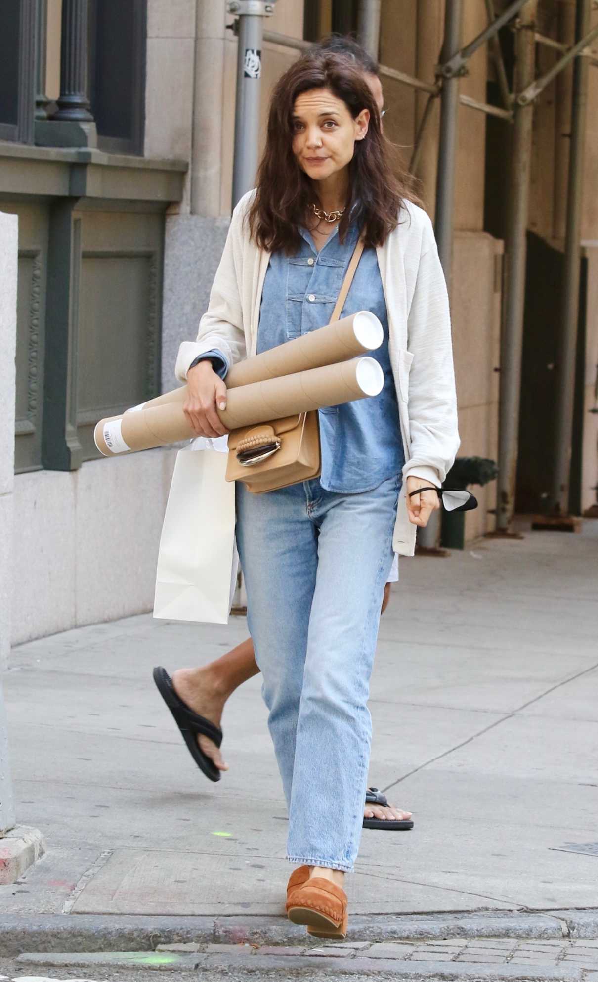 Katie Holmes in a White Cardigan Was Seen During a Gallery Shop in ...