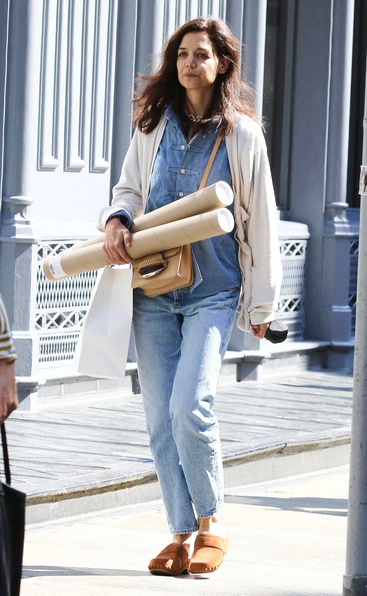 Katie Holmes in a White Cardigan Was Seen During a Gallery Shop in ...