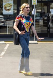 Kirsten Dunst in a Yellow Flip-Flops