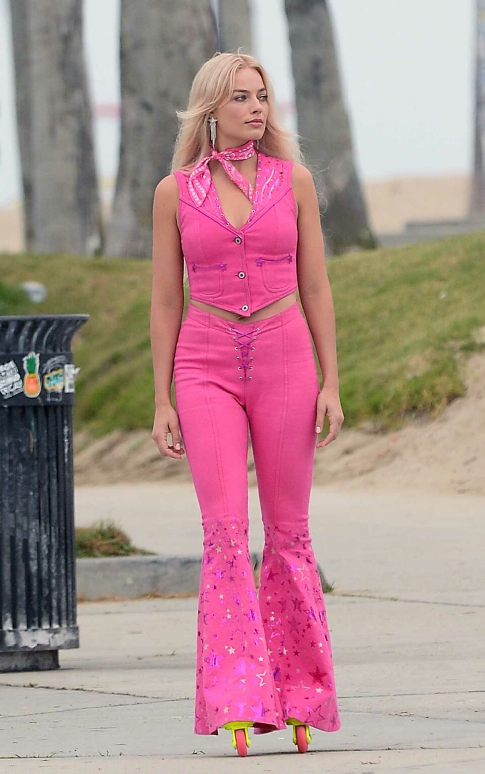 Margot Robbie in a Pink Ensemble Wearing Roller Skates on the Set of ...