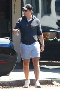 Peter Facinelli in a White Sneakers
