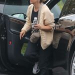 Sarah Michelle Gellar in a Beige Cardigan Steps Out for a Stroll in Santa Monica 08/23/2022