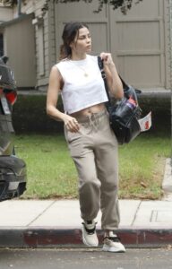 Jenna Dewan in a Beige Sweatpants