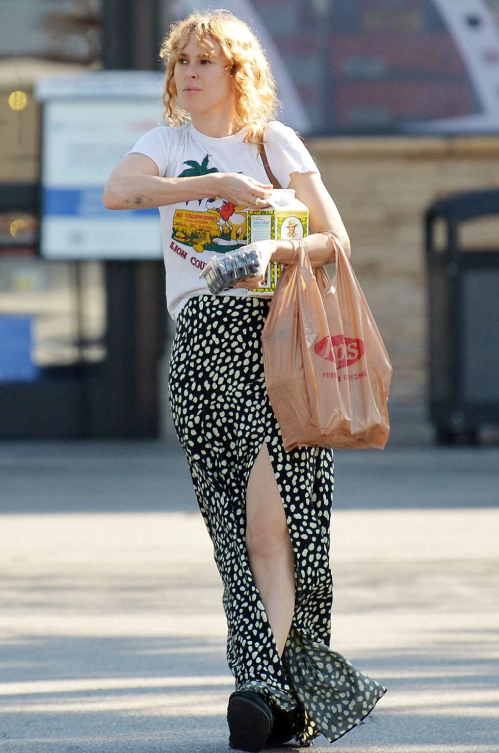 Rumer Willis in a White Tee Goes Grocery Shopping at Ralphs in Los