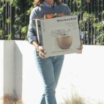 Jennifer Garner in a Grey Sweater Picks Up a Big KitchenAid Box in Los Angeles 11/12/2022