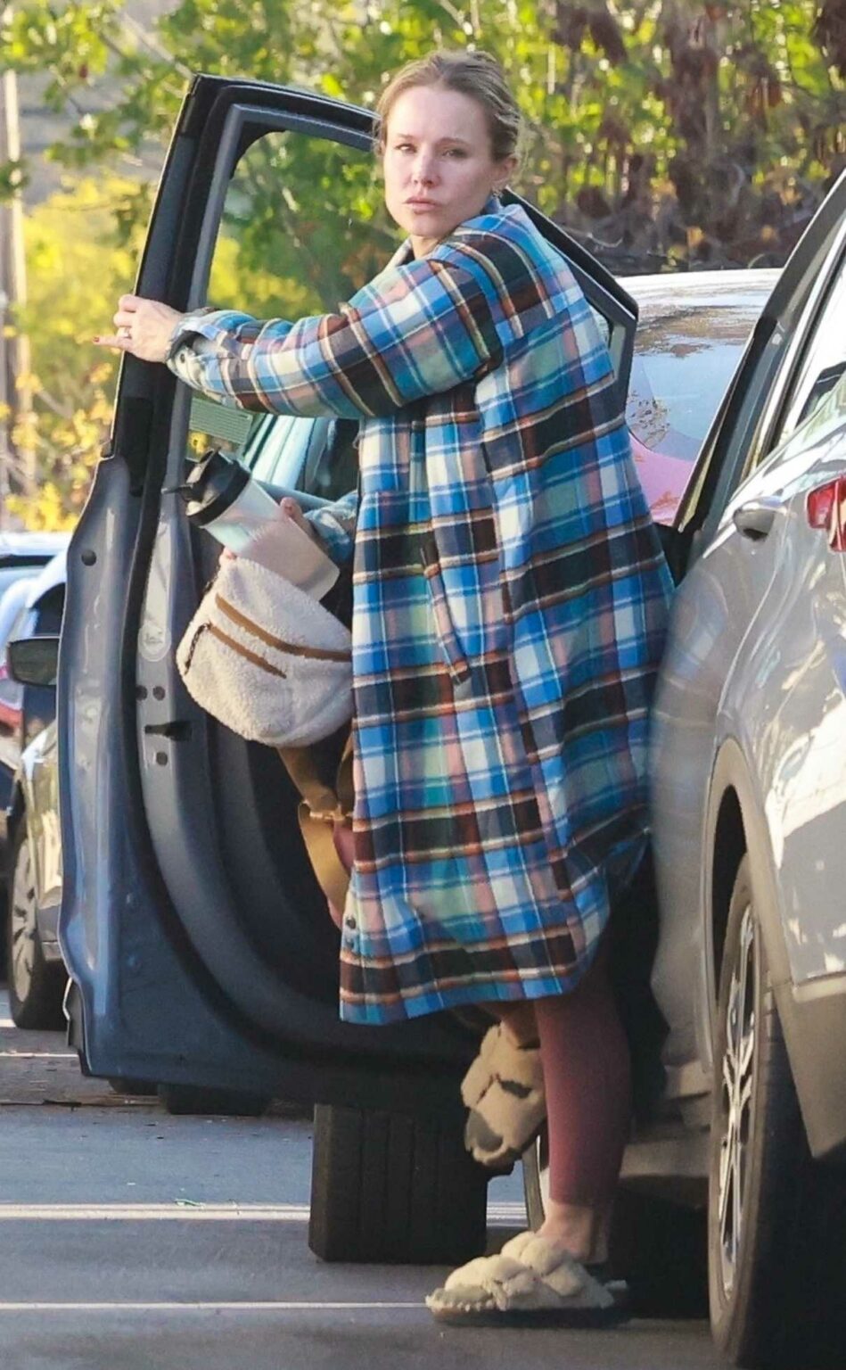 Kristen Bell in a Plaid Trench Coat Arrives at the Gym in Los Feliz 12