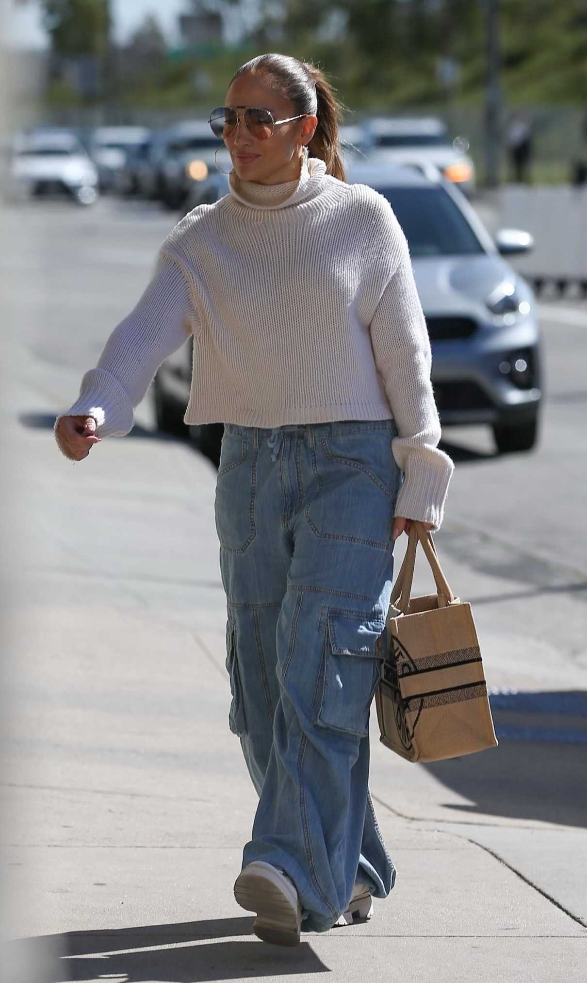 Jennifer Lopez in a Blue Baggy Jeans Arrives at Her Daily Dance ...