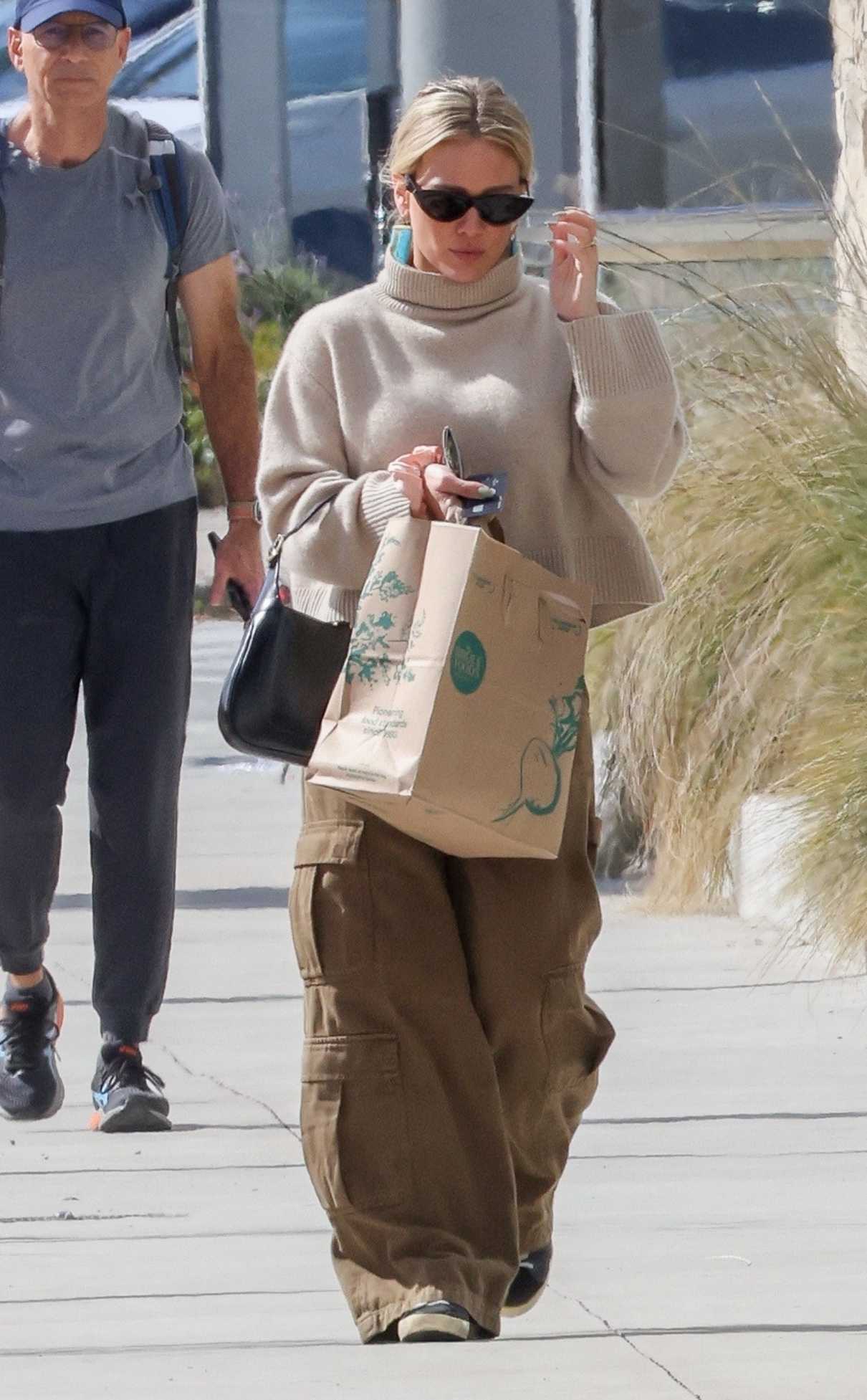 Hilary Duff in a Beige Knitted Turtleneck