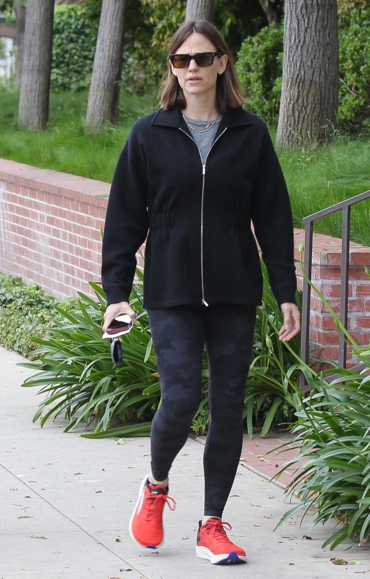 Jennifer Garner in a Red Sneakers