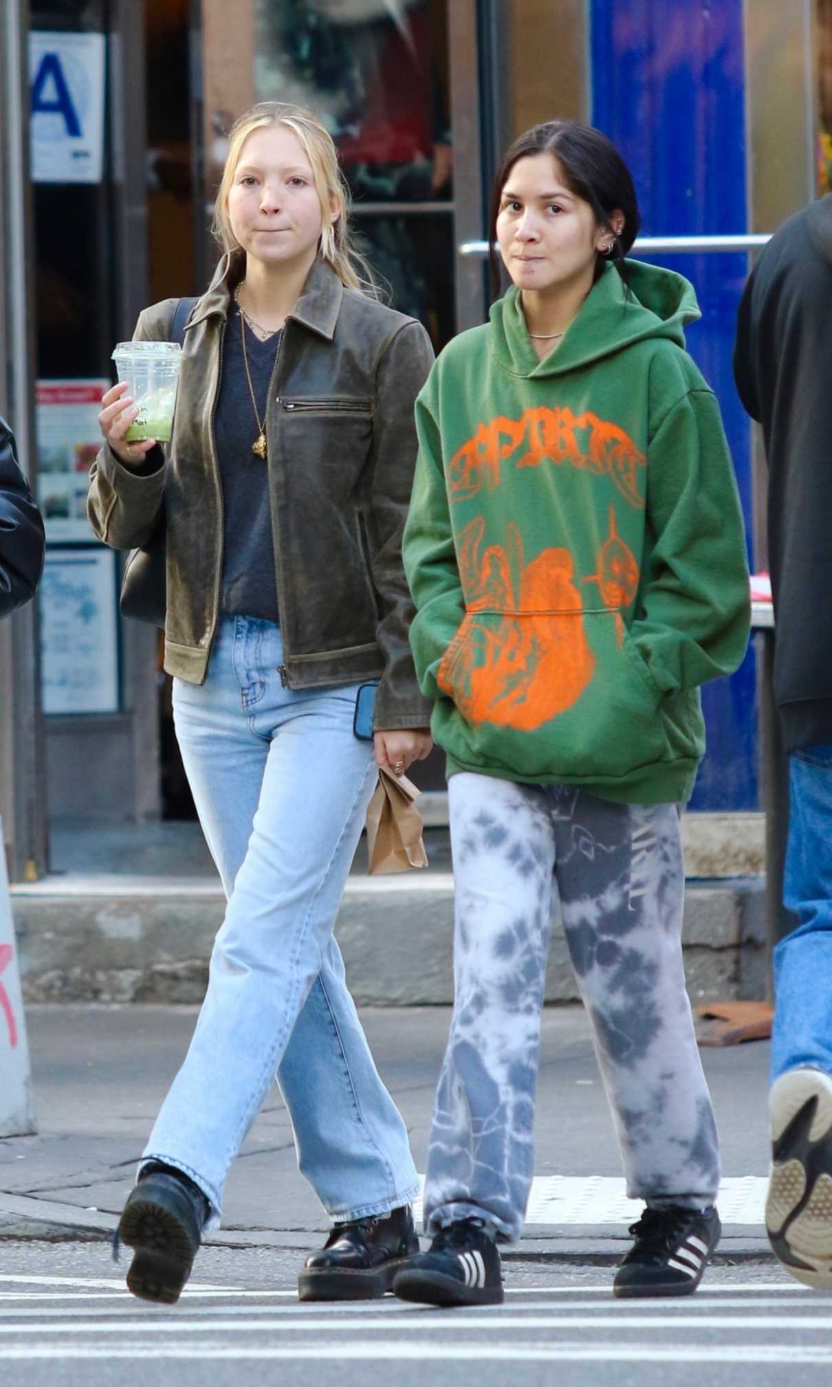 Lila Grace Moss in a Blue Jeans Was Seen During a Stroll with Friends