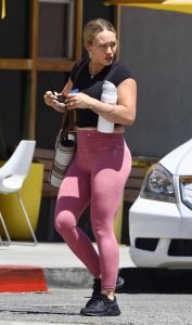 Hilary Duff in a Pink Leggings