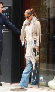 Jennifer Lopez im a Blue Jeans