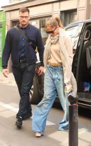 Jennifer Lopez im a Blue Jeans
