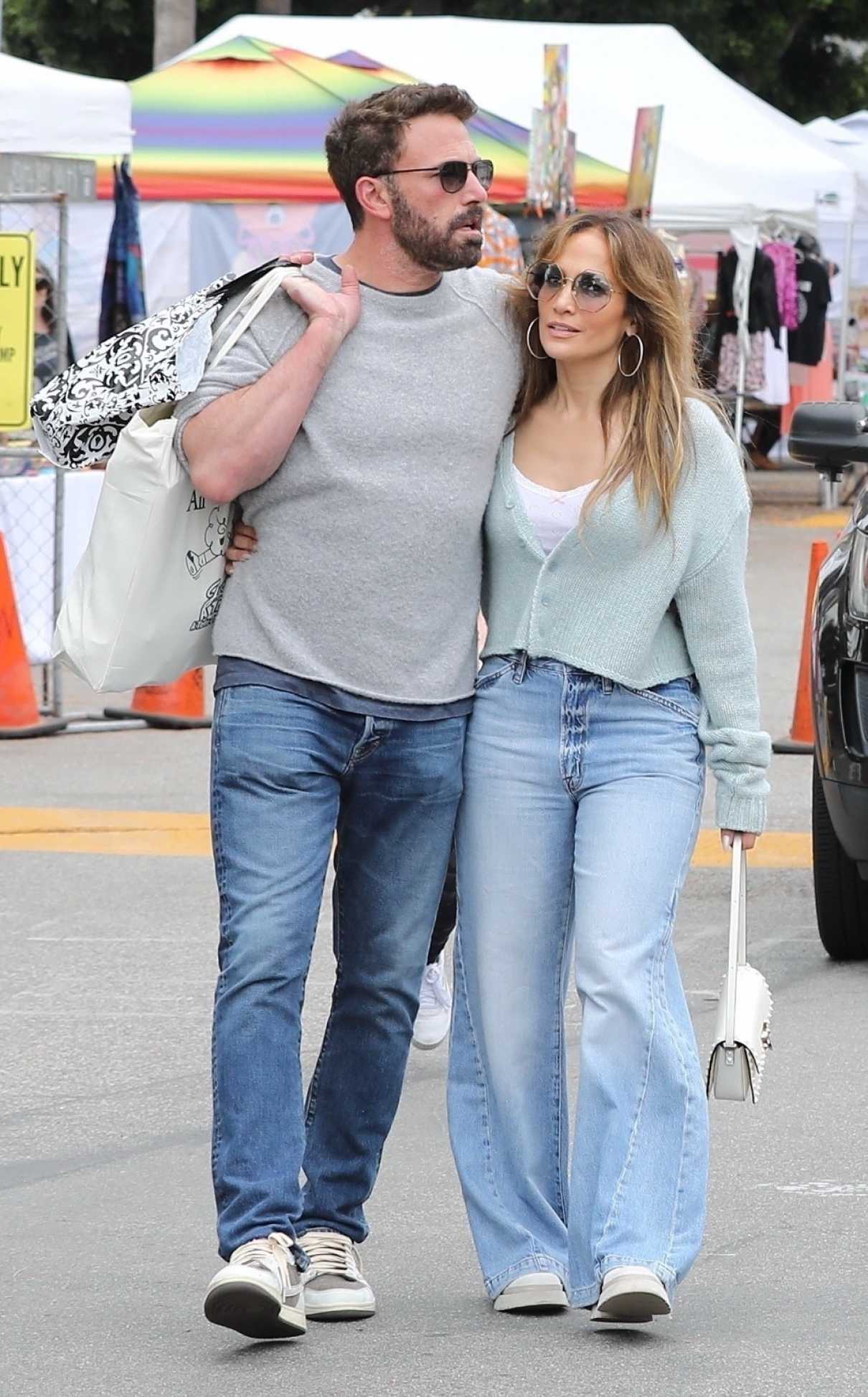 Jennifer Lopez in a Blue Jeans Goes Shopping at a Flee Market with Ben ...