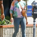 Kristen Bell in a Black Flip-Flops Visits a Dentist in Los Angeles 09/06/2023