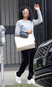 Kelly Rowland in a Grey Sweatshirt
