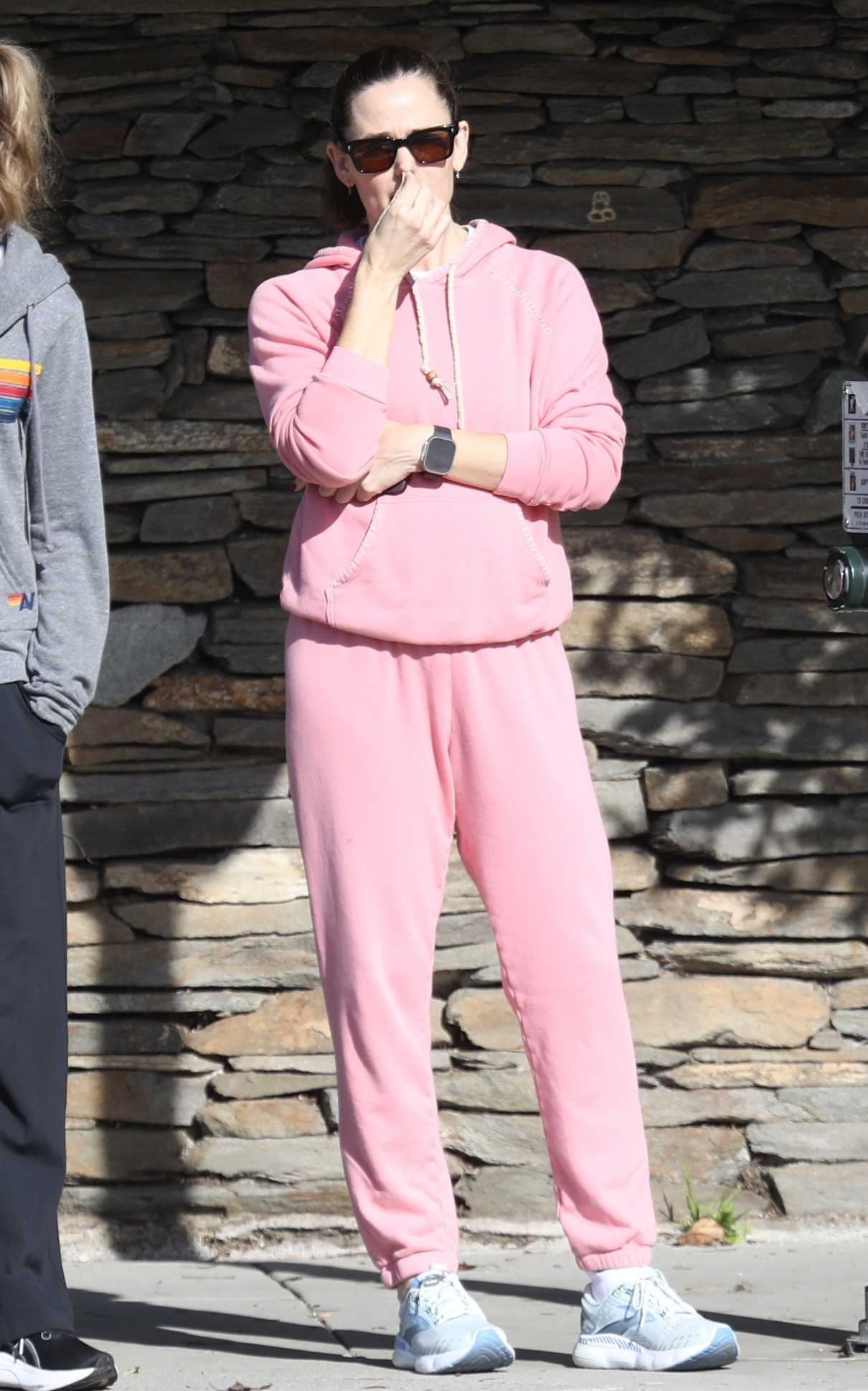 Jennifer Garner in a Pink Sweatsuit