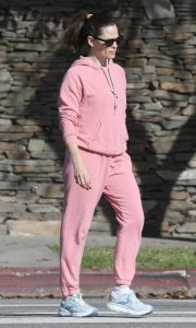 Jennifer Garner in a Pink Sweatsuit